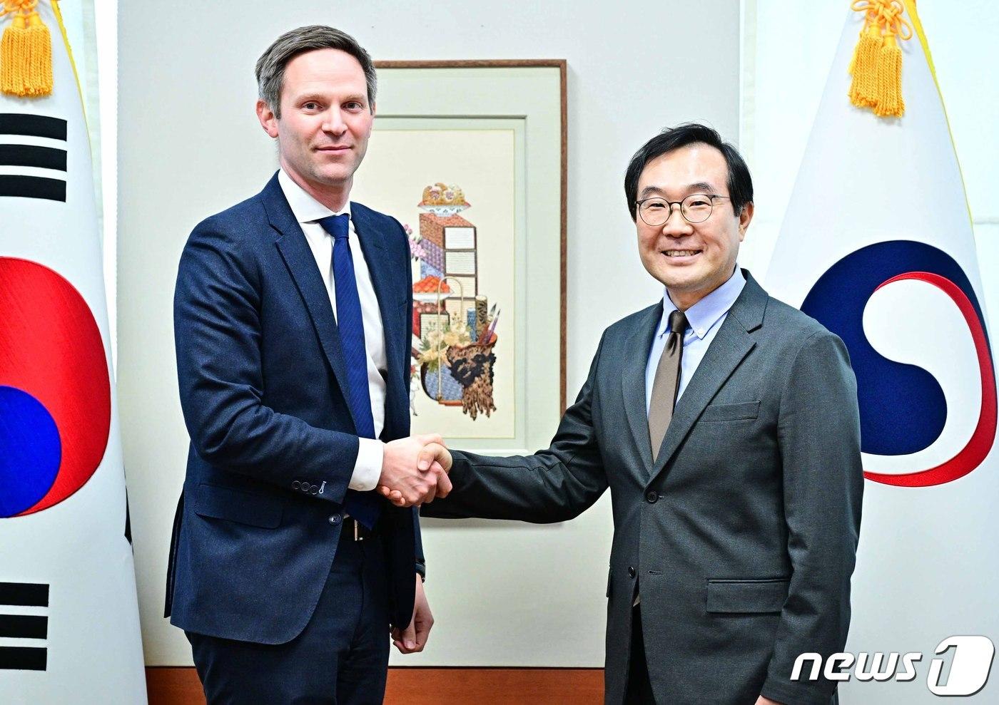 본문 이미지 - 이도훈 외교부 제2차관(오른쪽)과 마이크 파일 미국 백악관 국가안전보장회의(NSC) 국제경제 담당 부보좌관 (외교부 제공)