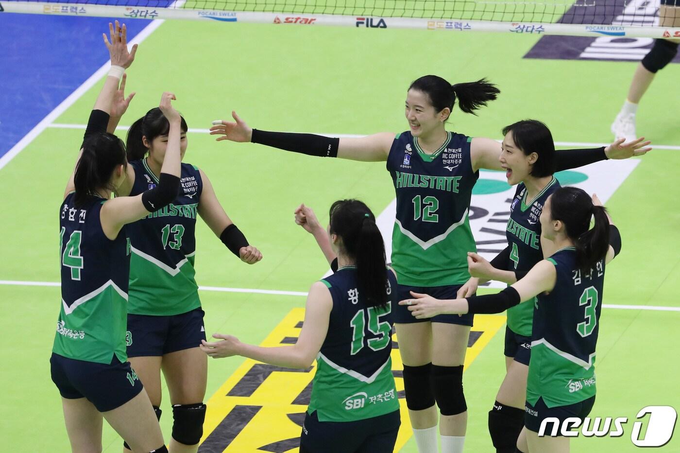 2일 오후 경기 수원시 장안구 수원실내체육관에서 열린 열린 프로배구 '도드람 2022-2023 V-리그' 여자부 현대건설과 GS칼텍스의 경기에서 현대건설 선수들이 득점 후 기뻐하고 있다. 2023.2.2/뉴스1 ⓒ News1 김영운 기자