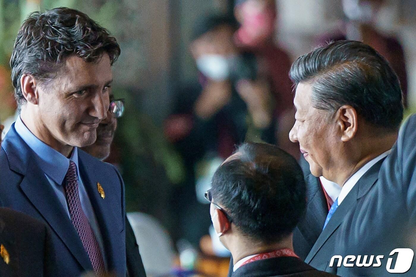 인도네시아 발리 주요 20개국(G20) 정상회의에서 만난 저스틴 트뤼도(왼쪽) 캐나다 총리와 시진핑(오른쪽) 중국 국가주석 2022.11.15 ⓒ 로이터=뉴스1 ⓒ News1 정윤미 기자