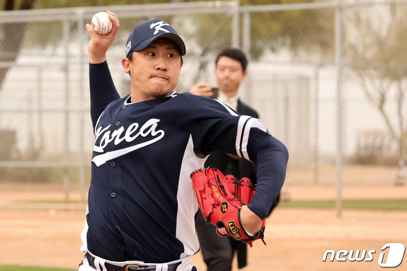 본문 이미지 - 2023 월드베이스볼클래식(WBC)에 출전하는 대한민국 대표팀 이용찬이 19일(현지시간) 미국 애리조나주 투손 키노 스포츠 콤플렉스 대표팀 전지훈련지에서 불펜피칭을 하고 있다. 2023.2.20/뉴스1 ⓒ News1 황기선 기자