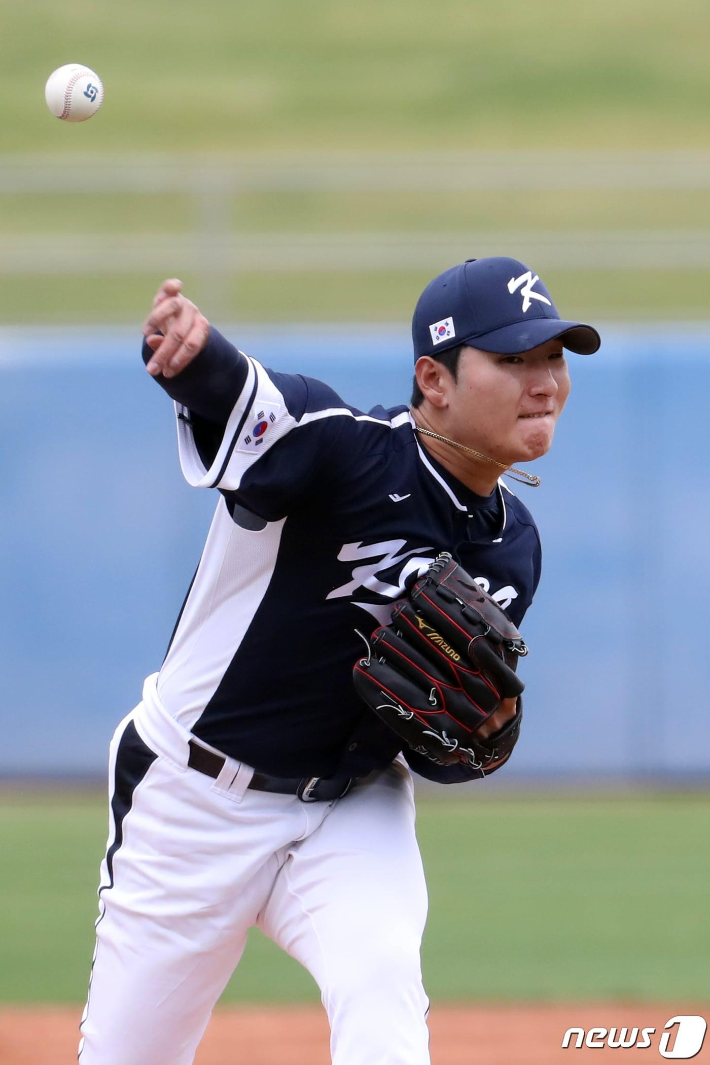 본문 이미지 - 19일(현지시간) 미국 애리조나주 투손 키노 스포츠 콤플렉스에서 열린 2023 WBC 대한민국 야구 대표팀과 KIA 타이거즈와의 연습경기에서 대한민국 곽빈이 역투하고 있다. 2023.2.20/뉴스1 ⓒ News1 황기선 기자