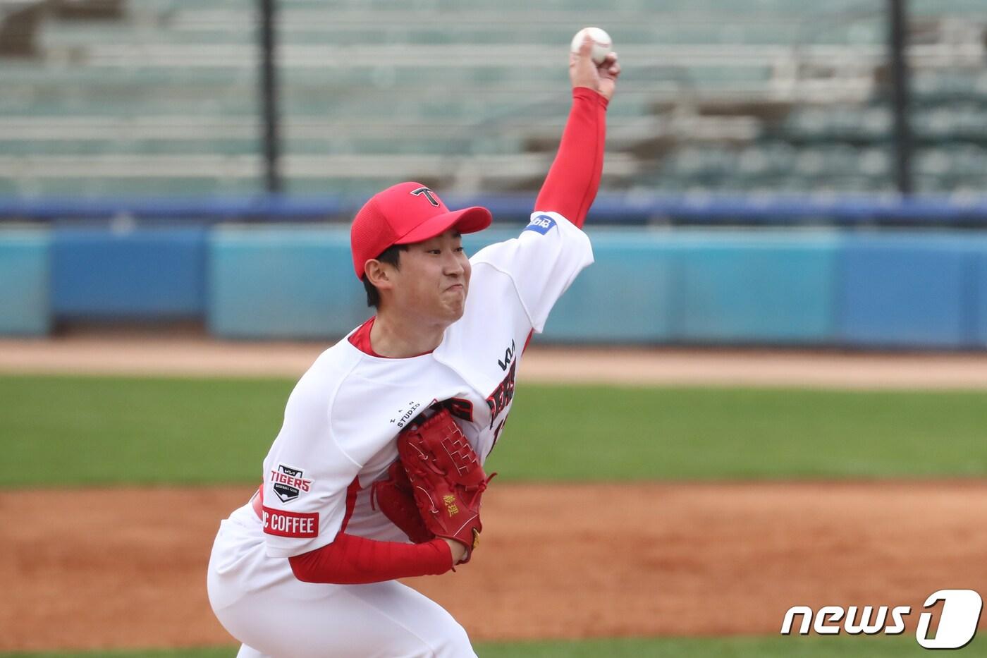 본문 이미지 - 19일(현지시간) 미국 애리조나주 투손 키노 스포츠 콤플렉스에서 열린 2023 WBC 대한민국 야구 대표팀과 KIA 타이거즈와의 연습경기에서 KIA 윤영철이 역투하고 있다. 2023.2.20/뉴스1 ⓒ News1 황기선 기자