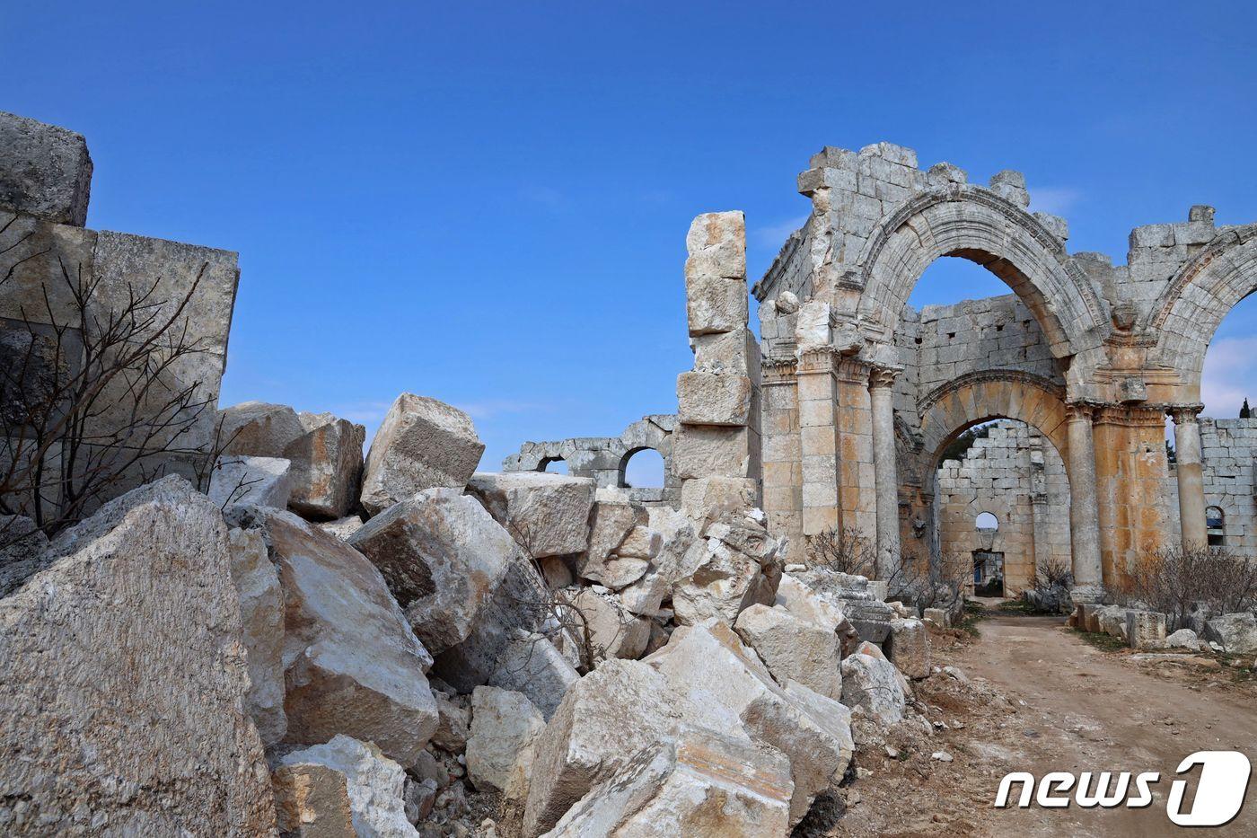 19일 (현지시간) 규모 7.8의 강진이 강타한 시리아 알레포의 성당이 돌 무더기로 변한 모습이 보인다. ⓒ AFP=뉴스1 ⓒ News1 우동명 기자