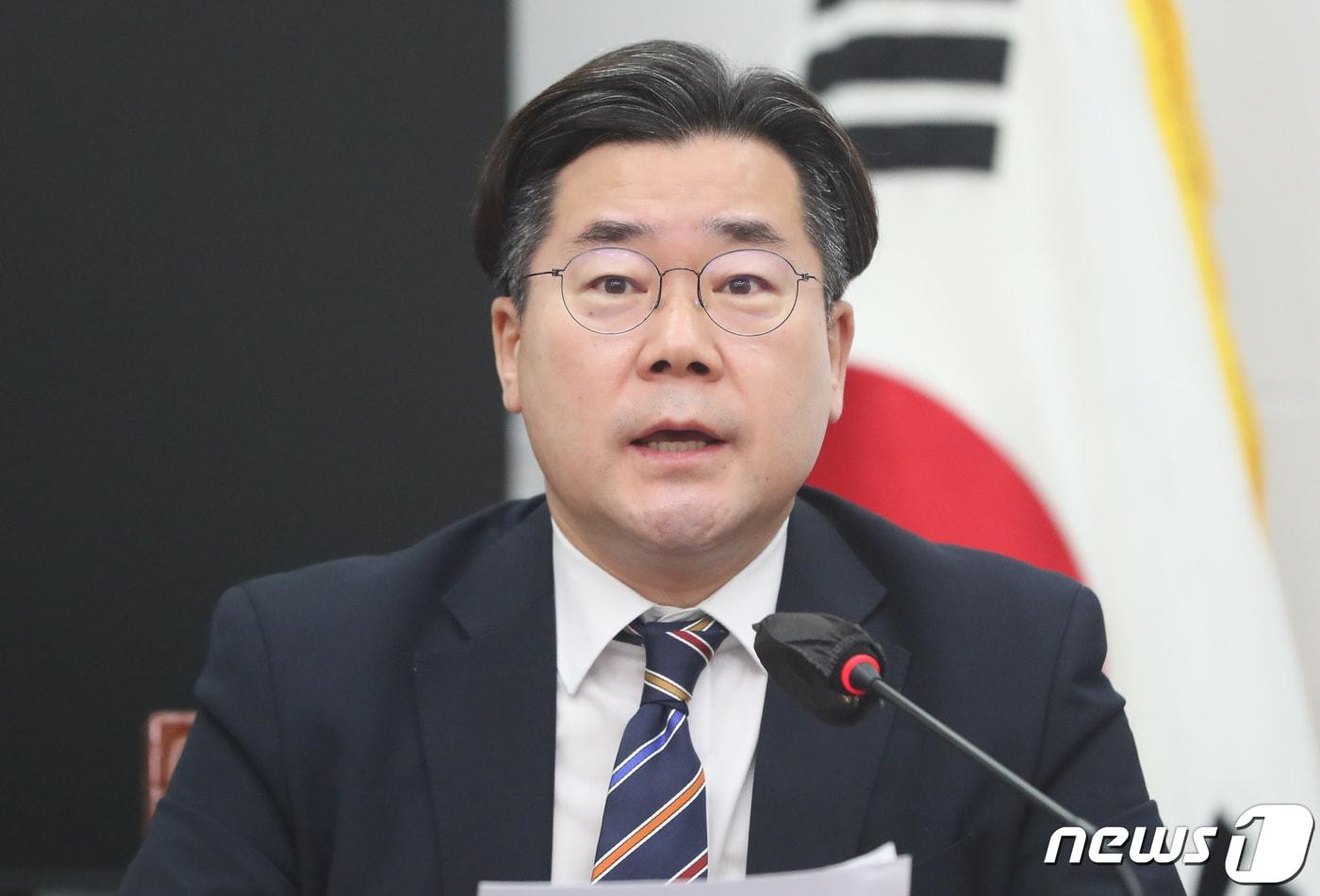 본문 이미지 - 박찬대 더불어민주당 최고위원이 20일 서울 여의도 국회에서 열린 최고위원회의에서 발언하고 있다. 2023.2.20/뉴스1 ⓒ News1 허경 기자