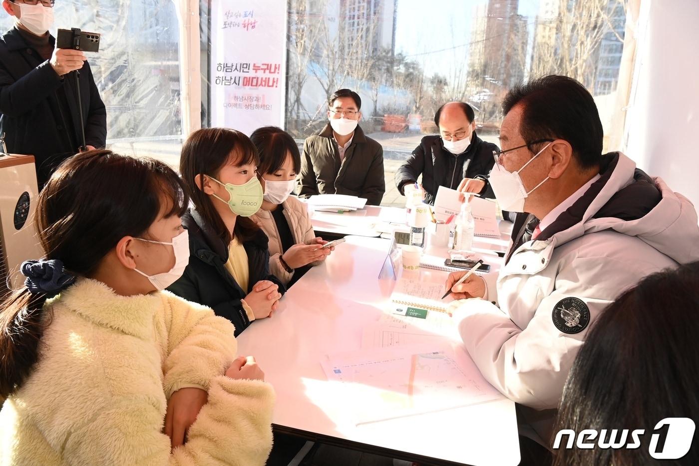 본문 이미지 - 이현재 시장이 지난해 12월 2일 감일동 보호수공원에서 진행한‘이동시장실’에서 초등학생들과 소통하고 있다.(하남시 제공)