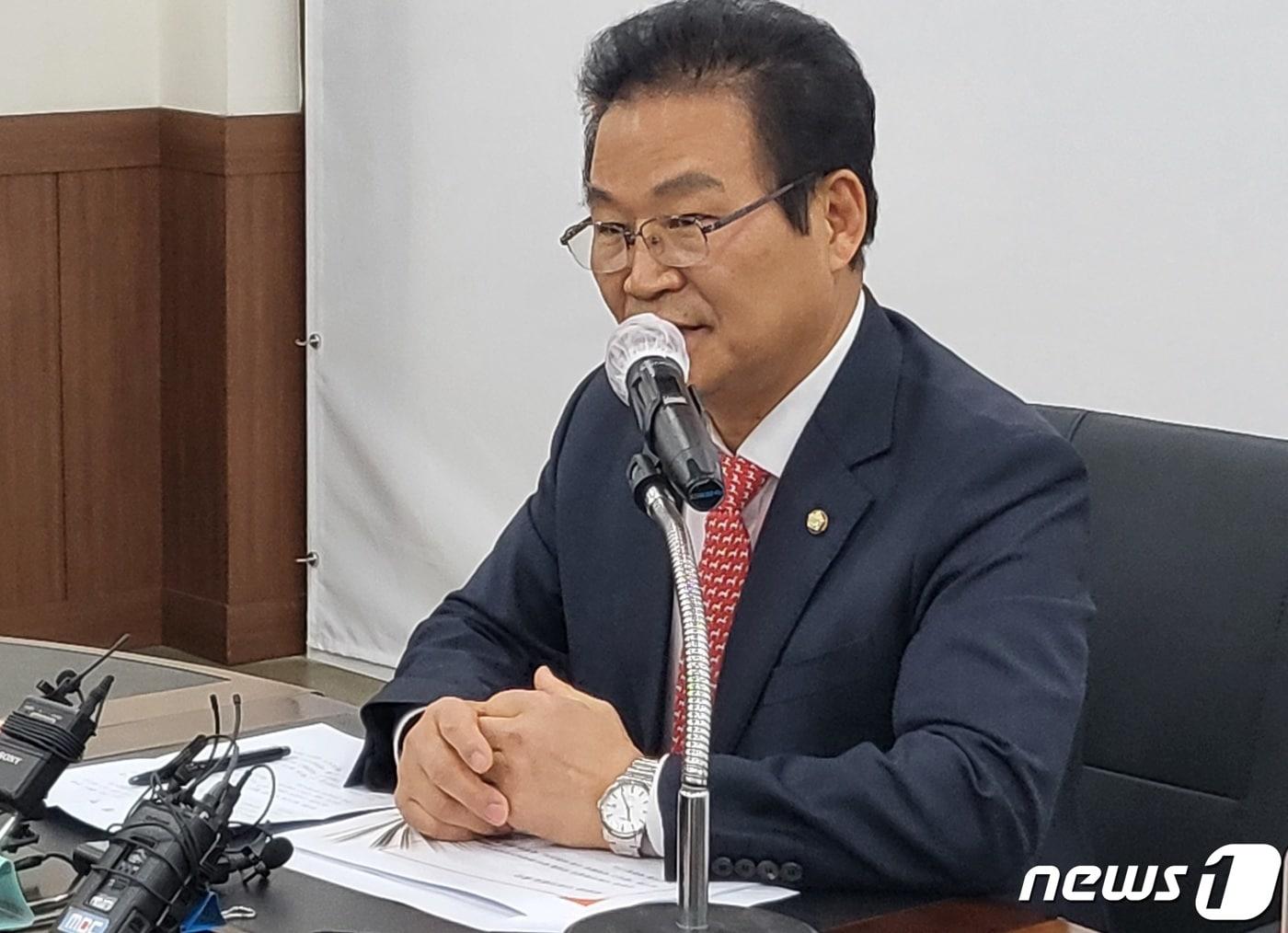 본문 이미지 - 김용판 국민의힘 대구시당위원장이 20일 대구 수성구 국민의힘 대구시당에서 대구시 신청사 건립과 관련된 기자회견을 하고 있다. 김 위원장은 이날 예산 삭감 등의 이유로 사업 추진이 잠정 중단된 신청사 건립과 관련 "설계용역 관련 예산을 추경에 반영해 사업을 다시 추진해야 한다"고 밝혔다. 2023.2.20/뉴스1 ⓒ News1 남승렬 기자