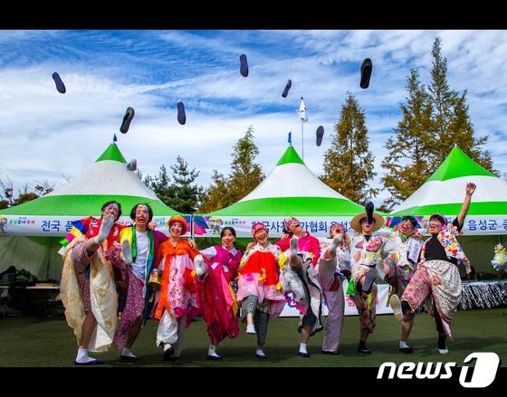본문 이미지 - 20일 충북 음성군은 올해 음성품바축제를 예전처럼 5월에 개최한다고 밝혔다. 사진은 지난해 축제 모습.(음성군 제공)2023.2.20/뉴스1