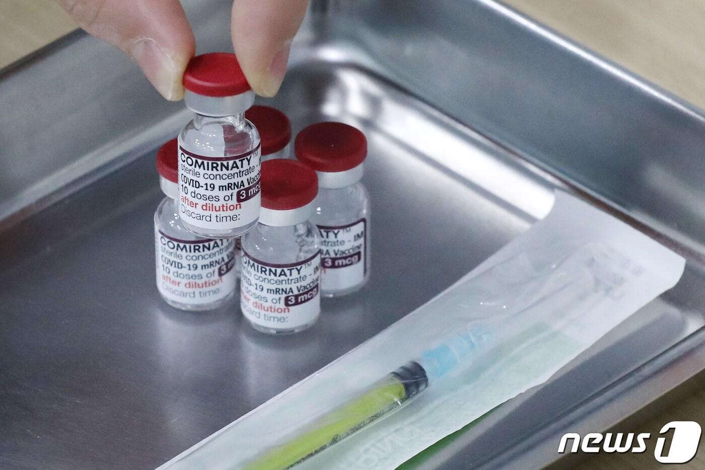 본문 이미지 - 만 6개월에서 4세 미만 영유아를 대상으로한 신종 코로나바이러스 감염증(코로나19) 백신 접종이 시작된 20일 서울의 한 소아청소년 전문병원에 영유아용 백신이 준비 돼 있다. 2023.2.20/뉴스1 ⓒ News1 민경석 기자