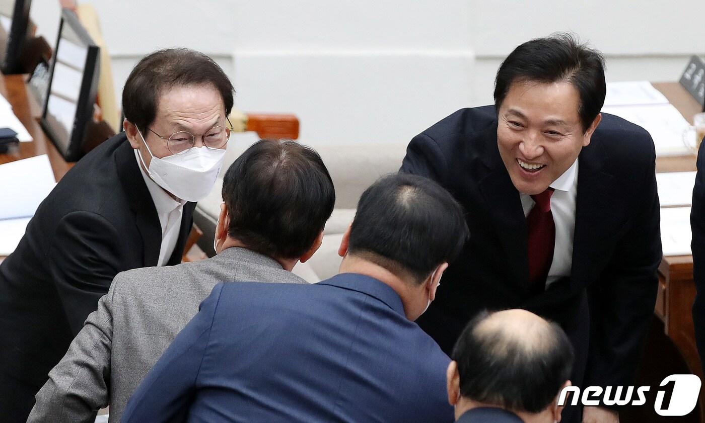 본문 이미지 - 오세훈 서울시장과 조희연 서울교육감이 20일 서울 중구 서울시의회에서 열린 제316회 임시회 개회식에 참석하며 시의원들과 인사를 나누고 있다. 2023.2.20/뉴스1 ⓒ News1 박지혜 기자