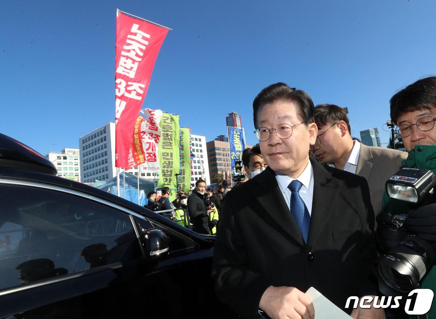 본문 이미지 - 이재명 더불어민주당 대표가 20일 서울 여의도 국회 앞 노조법2·3조 운동본부 농성장 방문을 마친 후 농성장을 나서고 있다. (공동취재) 2023.2.20/뉴스1 ⓒ News1 유승관 기자
