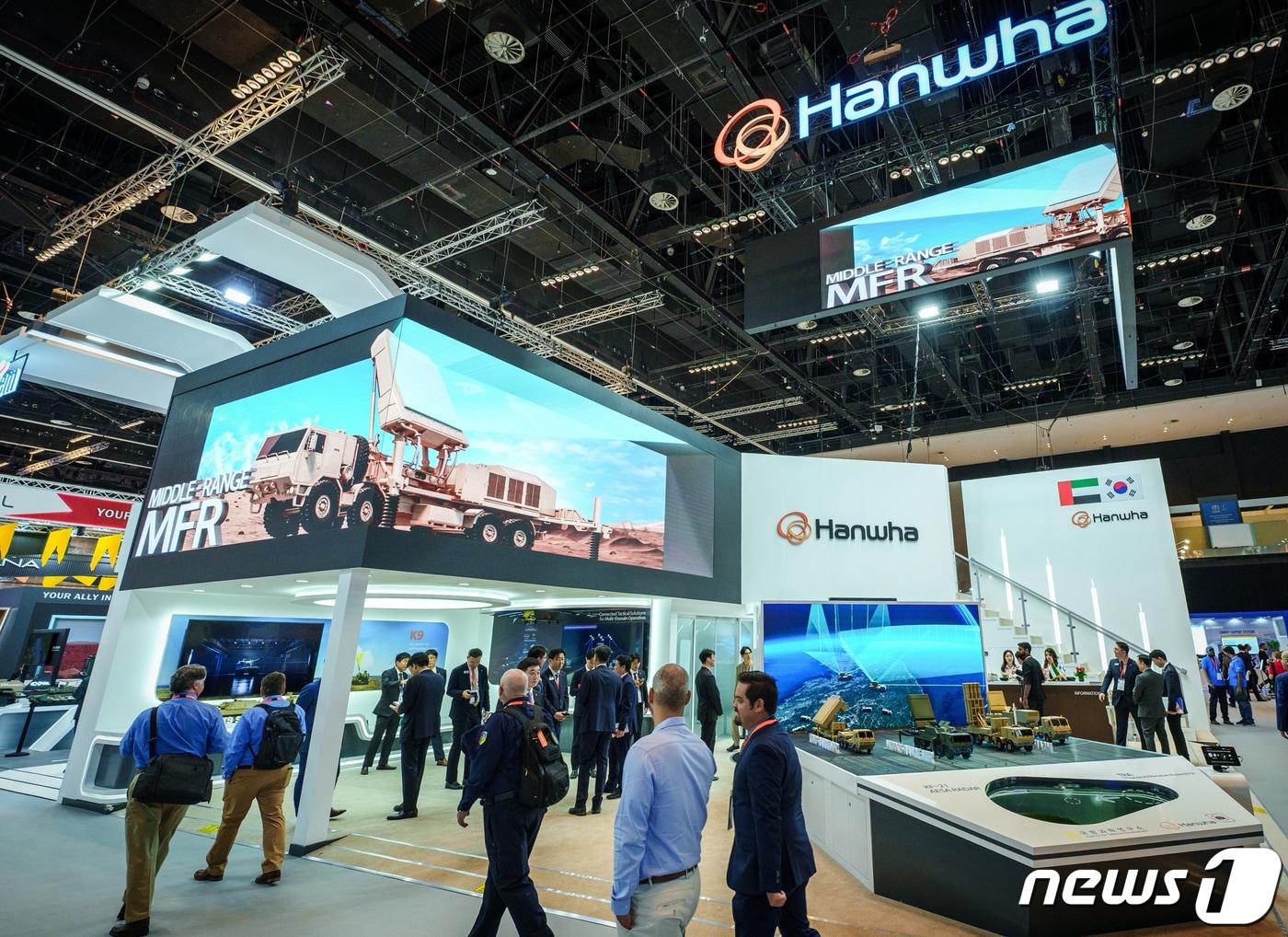 본문 이미지 - 한화 방산 3사&#40;한화에어로스페이스·한화시스템·한화방산&#41;가 지난해 참여한 아랍에미리트&#40;UAE&#41; 아부다비에서 열린 국제방위산업전시회.&#40;한화시스템 제공&#41; 2023.2.20/뉴스1 ⓒ News1 민경석 기자