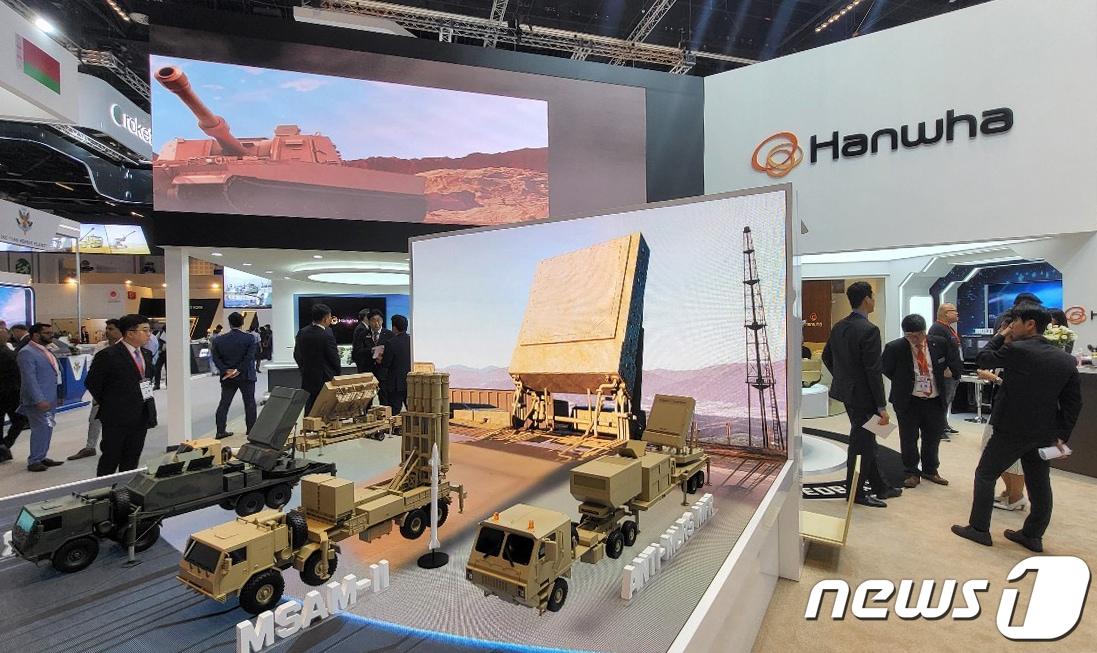 본문 이미지 - 한화 방산 3사&#40;한화에어로스페이스·한화시스템·한화방산&#41;가 20일 아랍에미리트&#40;UAE&#41; 아부다비에서 열린 국제방위산업전시회 &#39;IDEX 2023&#39;에 참가했다. 사진은 대공방어용 다기능 레이다 시리즈. ⓒ News1 민경석 기자