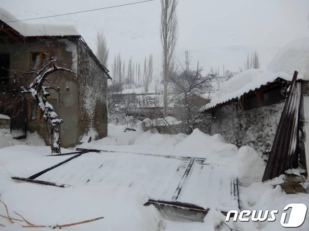 본문 이미지 - 2023년 2월 15일&#40;현지시간&#41;부터 19일까지 타지키스탄에서 총 200 차례의 눈사태로 19명이 목숨을 잃었다. 사진은 눈사태로 폐허가 된 고르노 바다흐샨 자치주 한 마을의 모습. &#40;사진은 기사 내용과 무관함&#41; ⓒ 로이터=뉴스1 ⓒ News1 박재하 기자