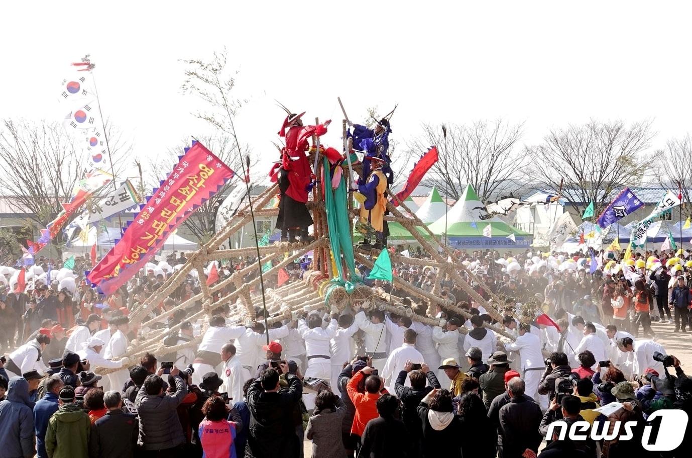 본문 이미지 - 창녕군 3·1민속문화제에서 영산쇠머리대기 행사가 진행 중인 모습.(창녕군 제공)
