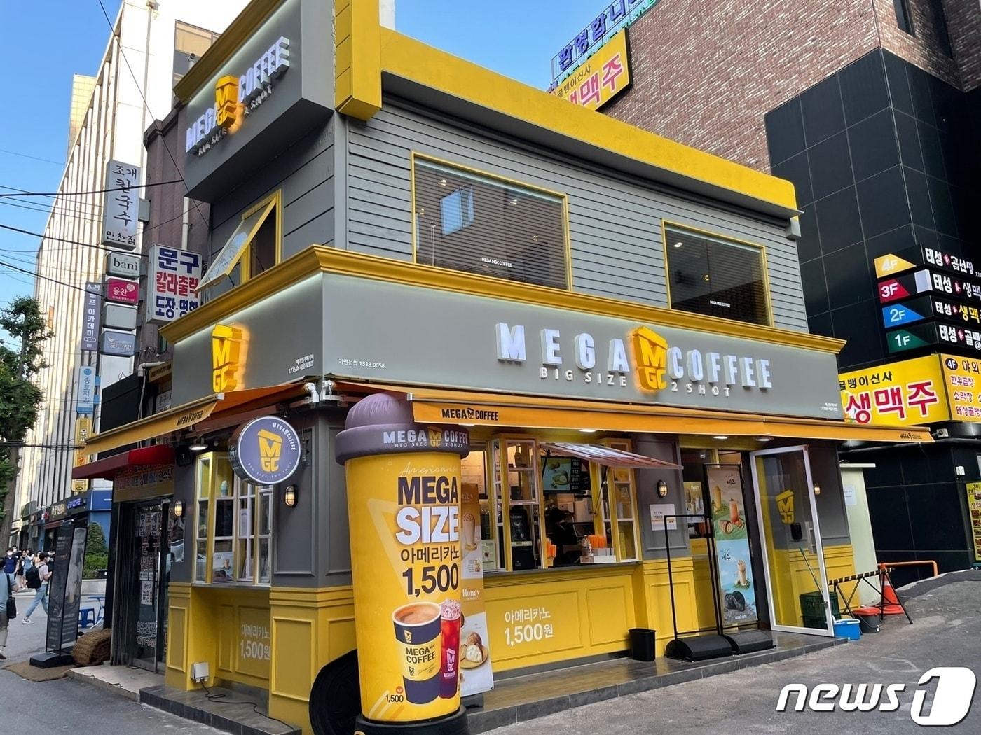본문 이미지 - 메가커피 매장.&#40;해당 매장은 기사와 직접적인 관련이 없음&#41; ⓒ 뉴스1 신민경 기자