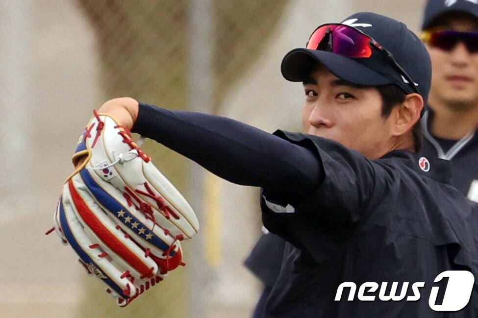 본문 이미지 - 20일(현지시간) 미국 애리조나주 투손 키노 스포츠 콤플렉스 야구 대표팀 전지훈련지에서 2023 월드베이스볼클래식(WBC)에 출전하는 대한민국 대표팀 이정후의 글러브에 태극기가 새겨져 있다. 2023.2.21/뉴스1 ⓒ News1 황기선 기자