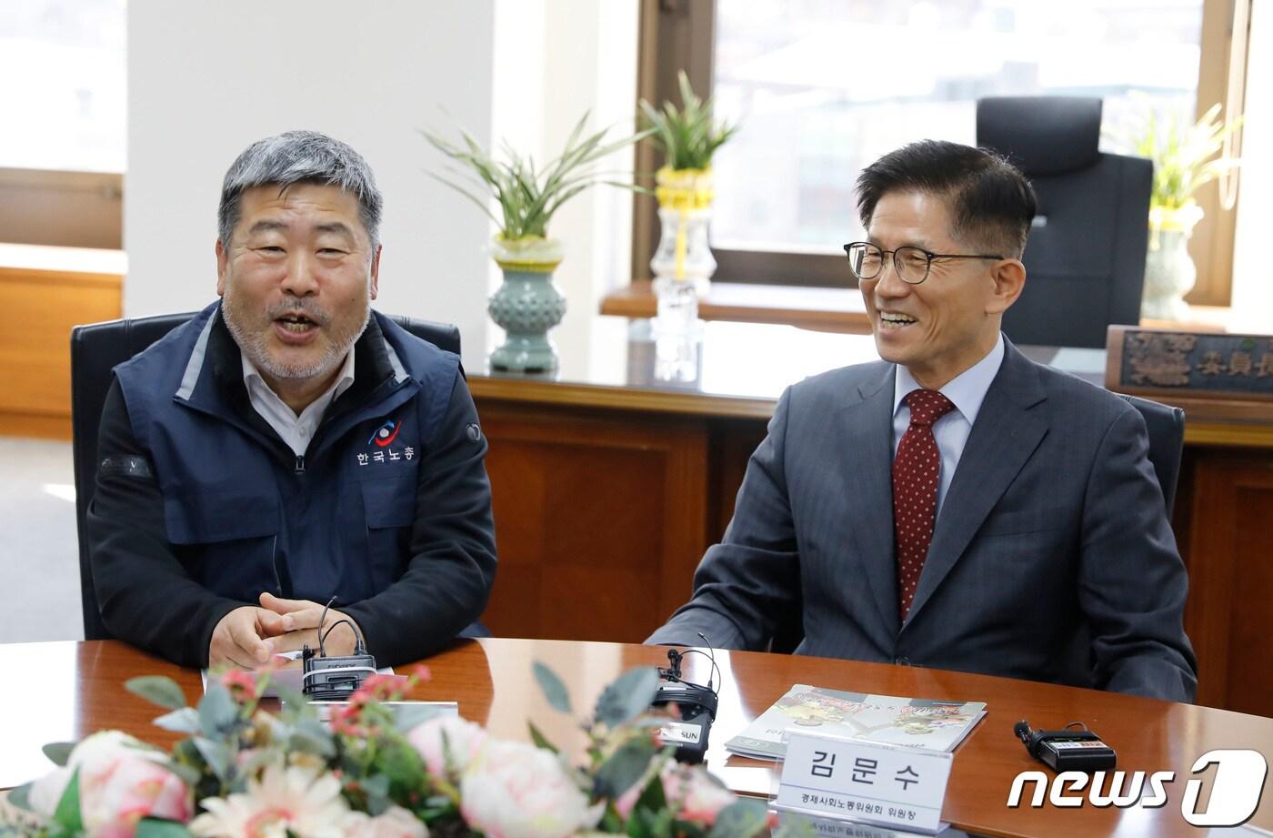 본문 이미지 - 김동명 한국노총 위원장(왼쪽)이 지난 2월 서울 종로구 경제사회노동위원회를 찾아 김문수 위원장과 대화하고 있다. (공동취재) 2023.2.21/뉴스1 ⓒ News1 임세영 기자
