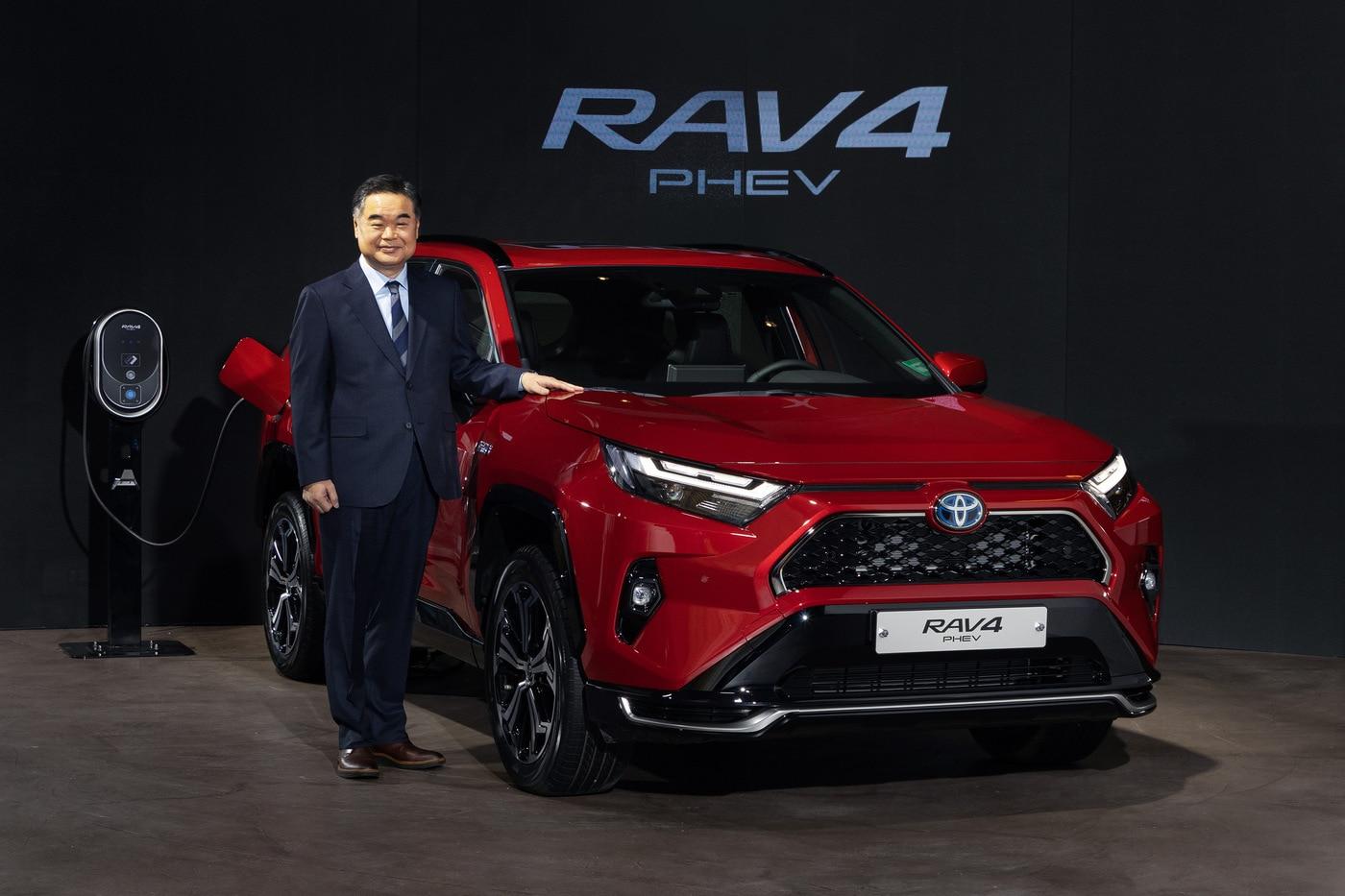 콘야마 미나부 한국도요타 사장과 RAV4 플러그인 하이브리드 모델
