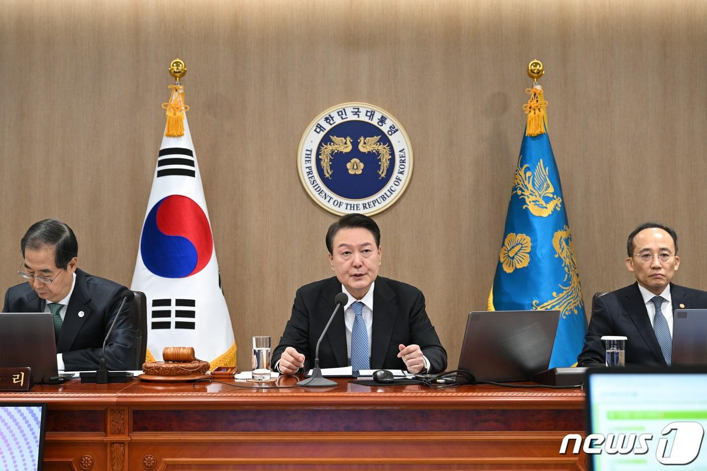 본문 이미지 - 윤석열 대통령이 지난 2월 21일 서울 용산 대통령실 청사에서 열린 제8회 국무회의에서 모두발언을 하고 있다. (대통령실 제공). ⓒ News1 오대일 기자