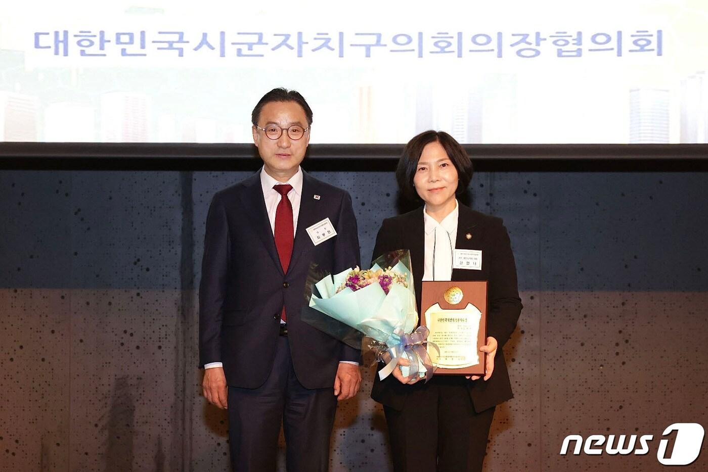 최봉환 대한민국시군자치구의회의장협의회장과 신현녀 의원(오른쪽).(용인시의회 제공)