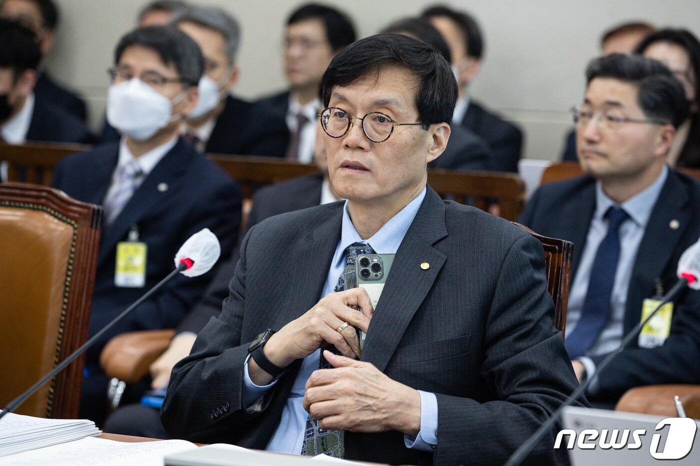 본문 이미지 - 이창용 한국은행 총재가 21일 서울 여의도 국회에서 열린 제403회 국회(임시회) 기획재정위원회 제2차 전체회의에 출석하고 있다. 2023.2.21/뉴스1