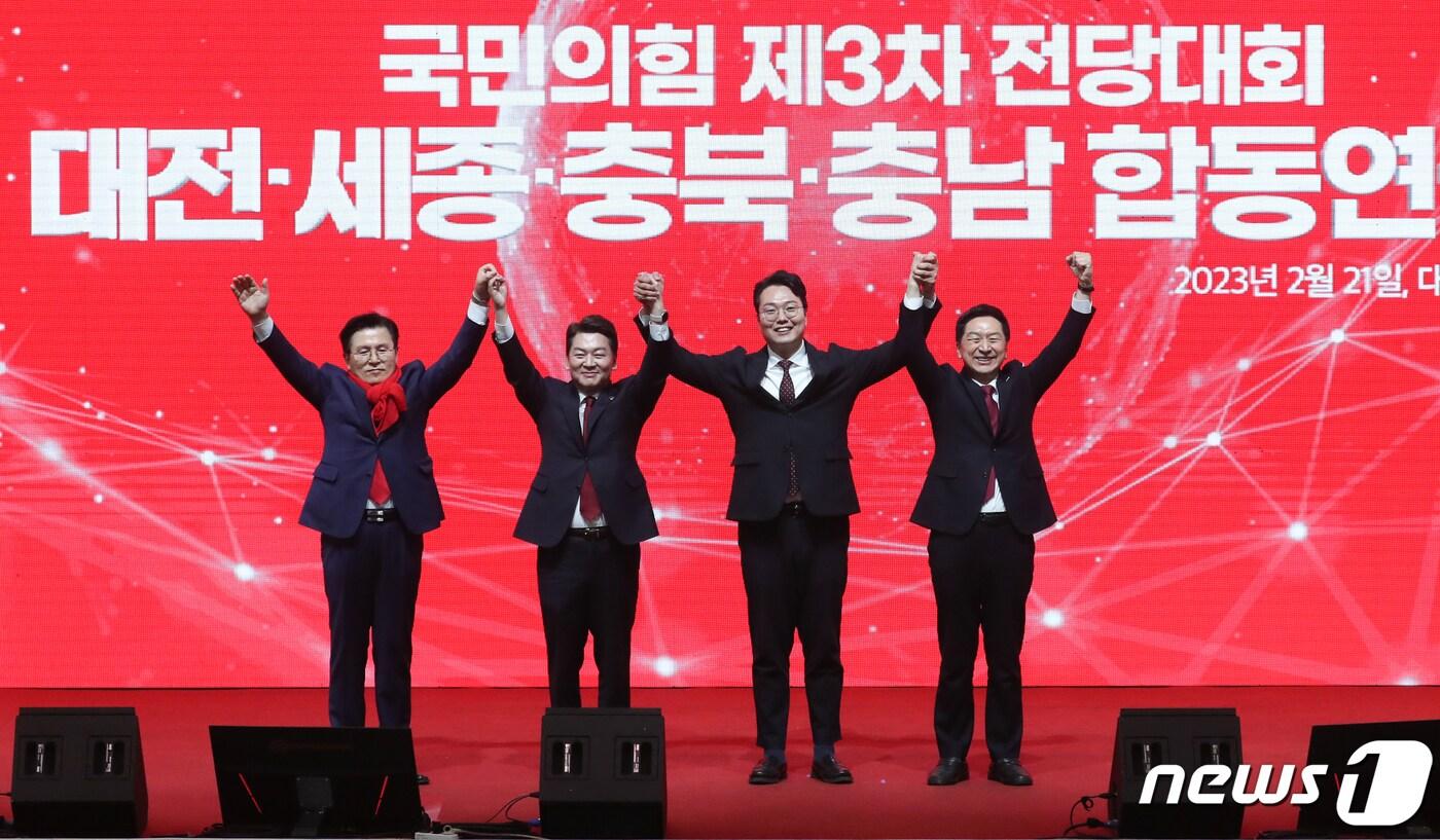본문 이미지 - 국민의힘 황교안, 안철수, 천하람, 김기현 당대표 후보(왼쪽부터)가 21일 대전대학교 맥센터에서 열린 대전·세종·충북·충남 합동연설회에서 손을 맞잡고 기념촬영을 하고 있다. ⓒNews1 허경 기자