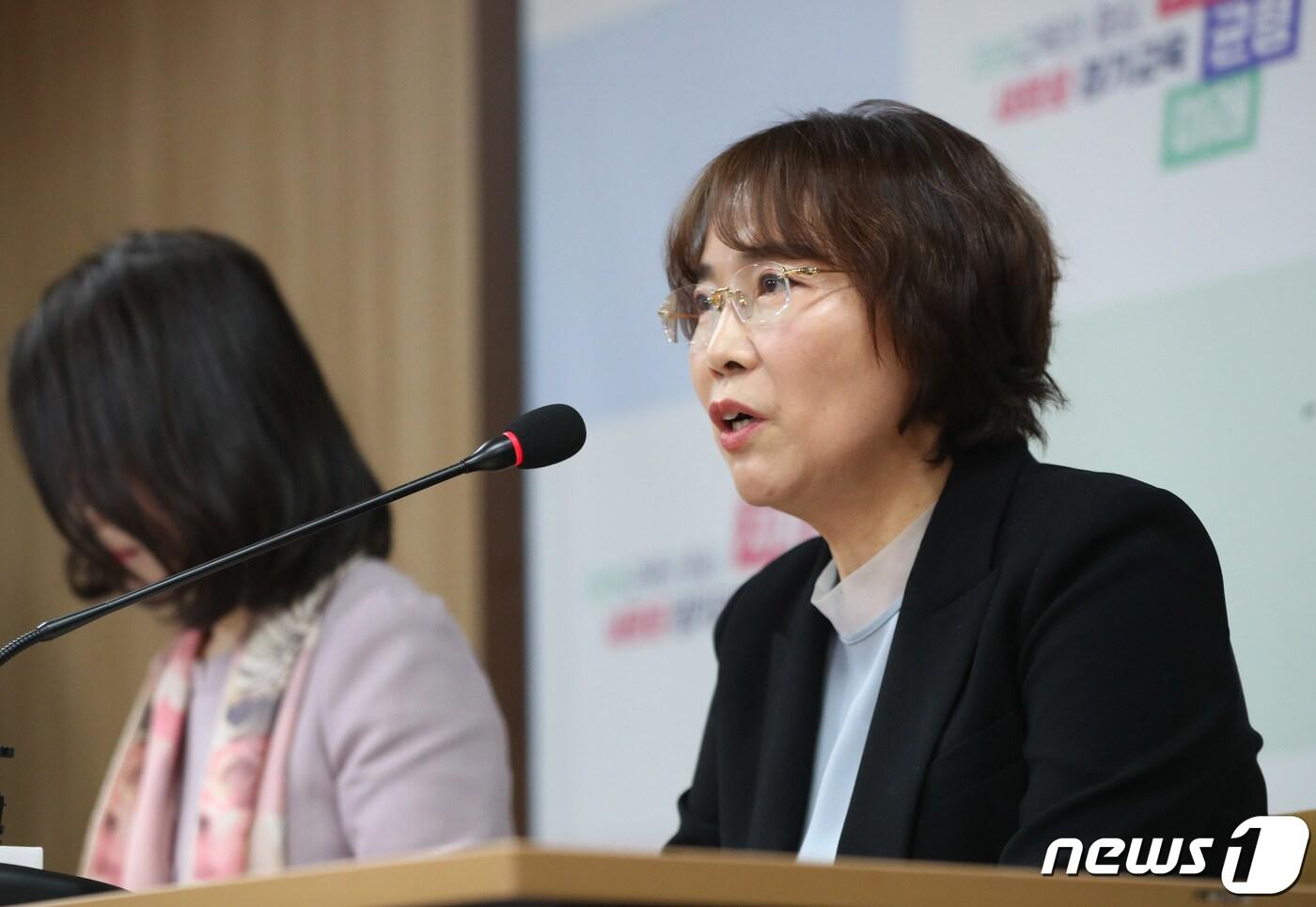 본문 이미지 - 한정숙 경기도교육청 제2부교육감이 2월21일 오후 경기 수원시 장안구 경기도교육청 브리핑룸에서 열린 전국연합학력평가 성적자료 유출 관련 브리핑을 하고 있다. 2023.2.21/뉴스1 ⓒ News1 김영운 기자