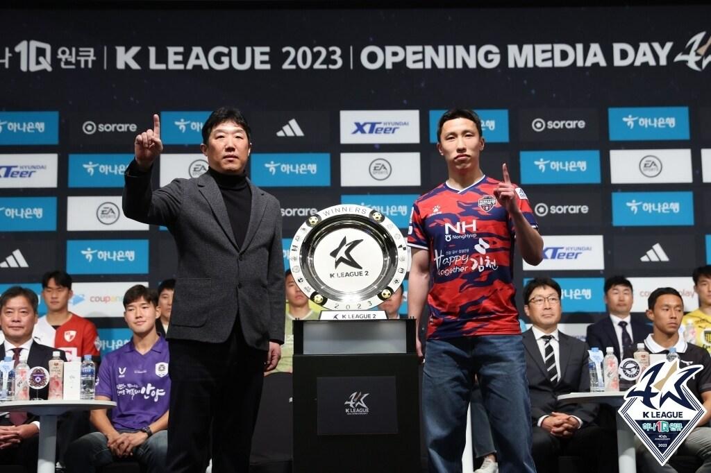 본문 이미지 - 김천 상무의 성한수 감독과 주장 이영재.&#40;한국프로축구연맹 제공&#41;