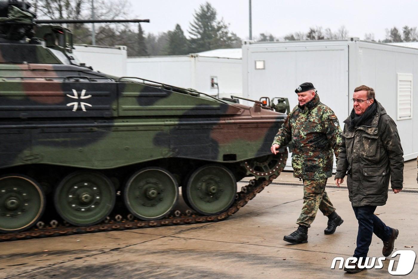 지난 2023년 2월 독일 뮌스터의 육군 기갑부대 훈련장을 찾은 보리스 피스토리우스 독일 국방장관&#40;오른쪽&#41;이 마르더 장갑차 옆을 지나고 있다. ⓒ AFP=뉴스1 ⓒ News1 김성식 기자