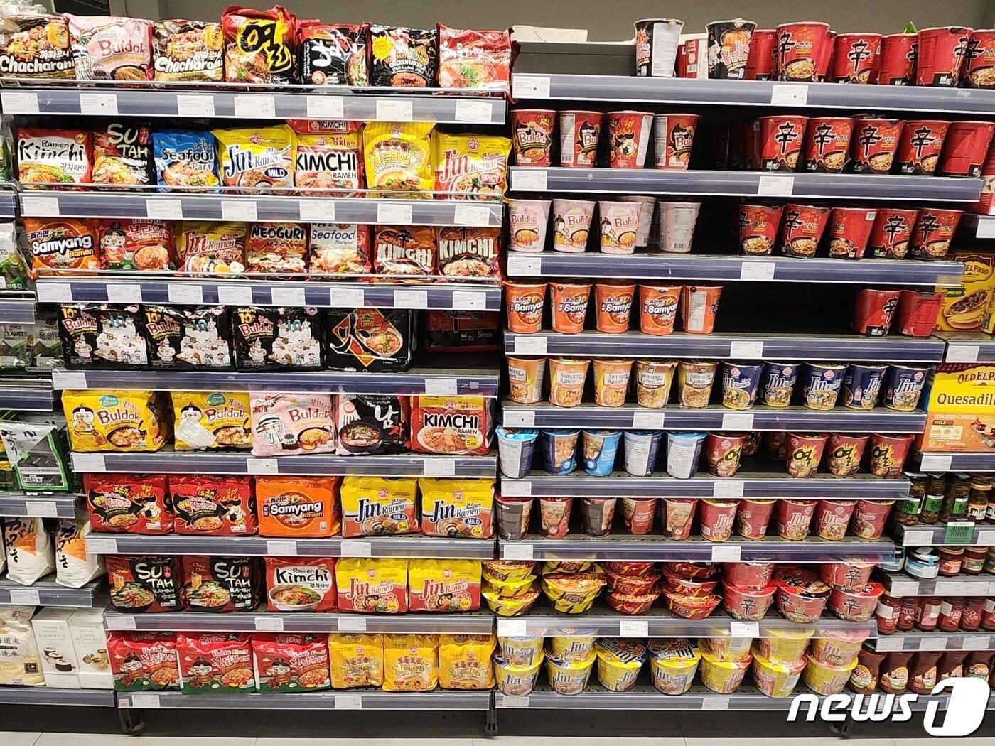 본문 이미지 - 아랍에미레이트 두바이몰 내 대형마트 '웨이트로즈'에서 판매 중인 한국 라면.2023.2.1/뉴스1 ⓒ News1 이상학 기자 