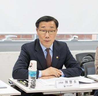 본문 이미지 -  어명소 국토교통부 제2차관이 공항분야 6개 공공기관 및 5개 공항 건설·설계분야 민간기업 등과 만나 간담회를 하고 있다. /국토교통부 제공