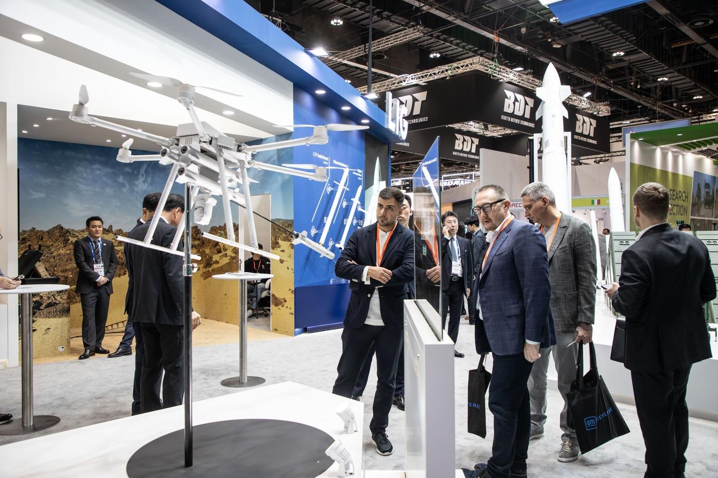본문 이미지 - 아랍에미리트(UAE) 국제방산전시회(IDEX)에서 해외 방산 관계자들이 우리 기업의 드론·무인기 기술을 살펴보고 있다. (국방부공동취재단)