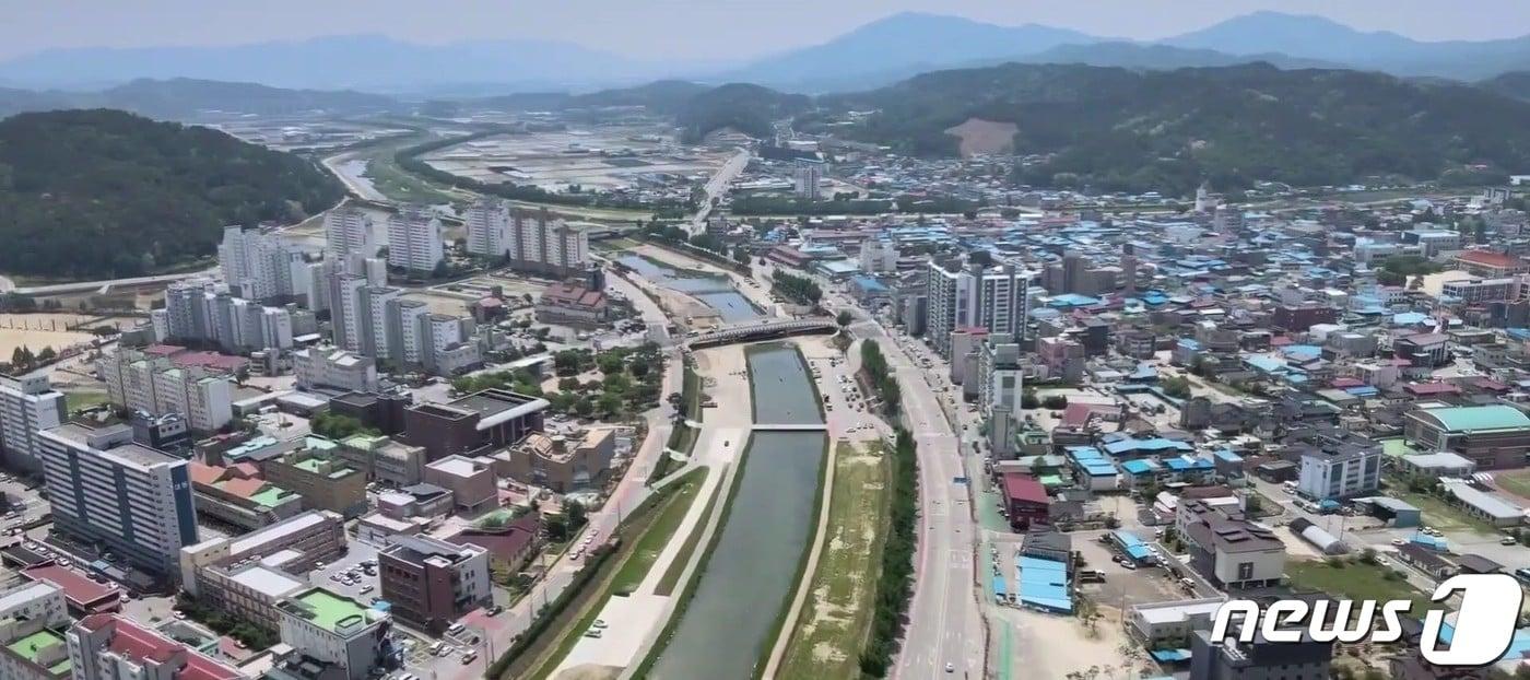 본문 이미지 - 충북 보은군 보은읍 도심을 가로지르는 보청천 모습. (보은군 제공) 