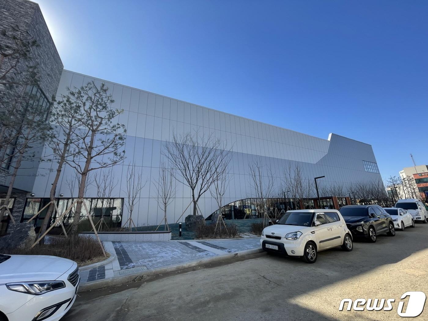 본문 이미지 - 이달 16일 준공돼 오는 6월 정식 개관을 앞둔 경기 고양드론앵커센터 전경. (고양시청 제공)