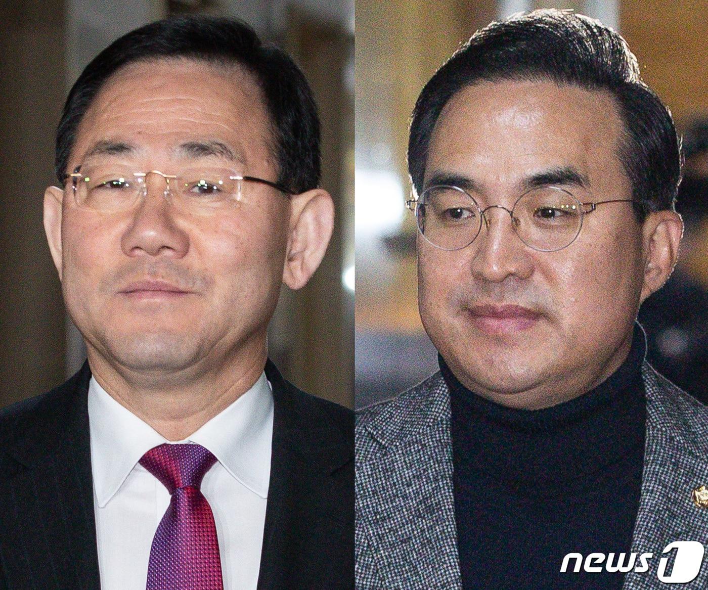 본문 이미지 - 주호영 국민의힘 원내대표(왼쪽)와 박홍근 더불어민주당 원내대표가 22일 서울 여의도 국회에서 열린 김진표 국회의장 주재 여야 원내대표 회동을 위해 각각 의장집무실로 들어서고 있다. 김 의장과 여야 원내대표는 이날 회동에서 여야가 극명한 입장차를 보이고 있는 양곡관리법과 3월 임시국회 소집 등을 논의한다. 2023.2.22/뉴스1 ⓒ News1 유승관 기자