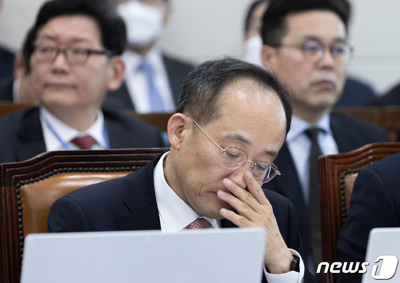 본문 이미지 - 추경호 경제부총리 겸 기획재정부 장관이 지난 3월  국회에서 열린 기획재정위원회 전체회의에서 자료를 살펴보고 있다. 2023.2.22/뉴스1 ⓒ News1 이재명 기자