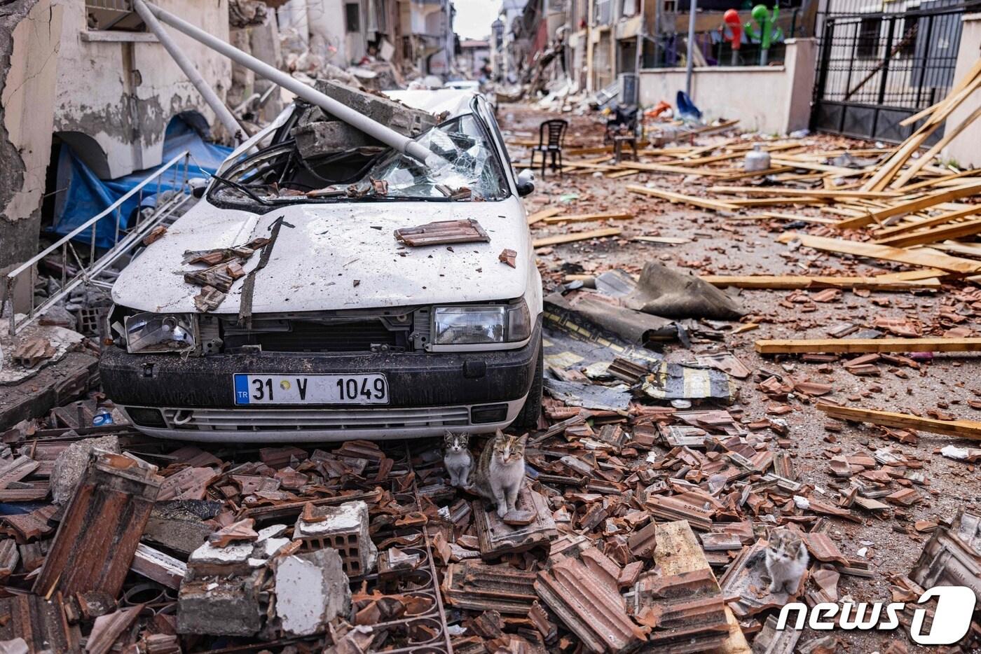 21일(현지시간) 강진이 강타한 튀르키예 하타이의 안타키아에서 규모 6.4의 여진이 발생해 아수라장이 된 거리에 파손된 차량이 보인다. ⓒ AFP=뉴스1 ⓒ News1 우동명 기자
