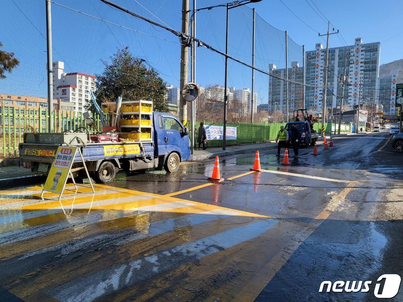 본문 이미지 - 22일 오전 7시40분쯤 광주 동구 무등중학교 옆 왕복 2차선 도로 인근 지하에 매설된 상수도관에서 누수가 발생, 광주시 상수도사업본부가 복구 작업을 하고 있다. (상수도사업본부 제공) 2023.2.22/뉴스1 