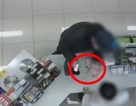 본문 이미지 - 퀵 배송 건으로 전해 받은 약 봉투에 수상함을 느낀 배달기사 김씨는 곧바로 약국을 찾아 약에 대해 물어봤다. (SBS)