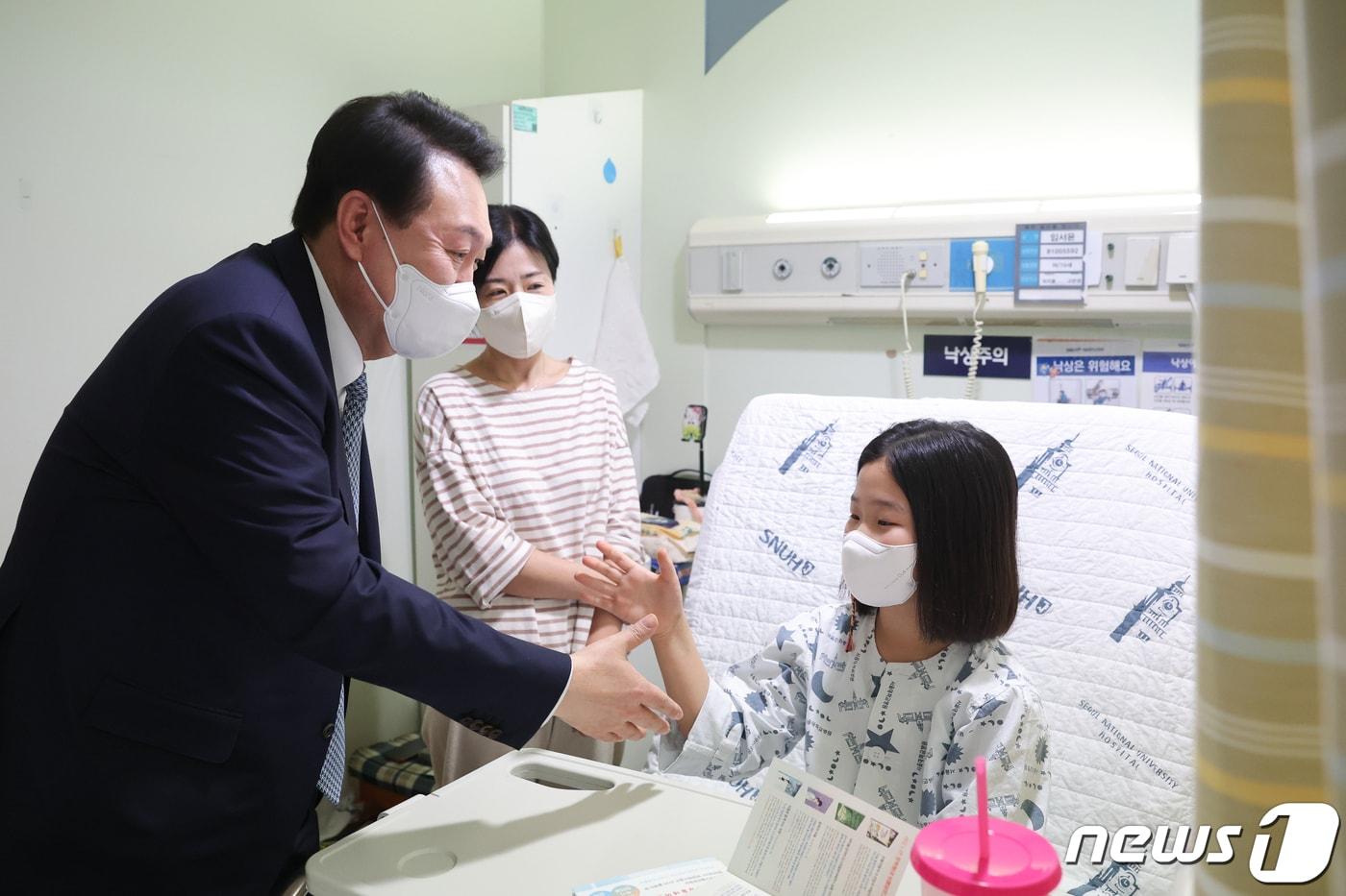 윤석열 대통령이 22일 서울 종로구 서울대 어린이병원 소아외과 병실을 방문해 환아와 인사하고 있다. (대통령실 제공) (기사내용과 무관한 자료 사진)  2023.2.22/뉴스1 ⓒ News1 오대일 기자