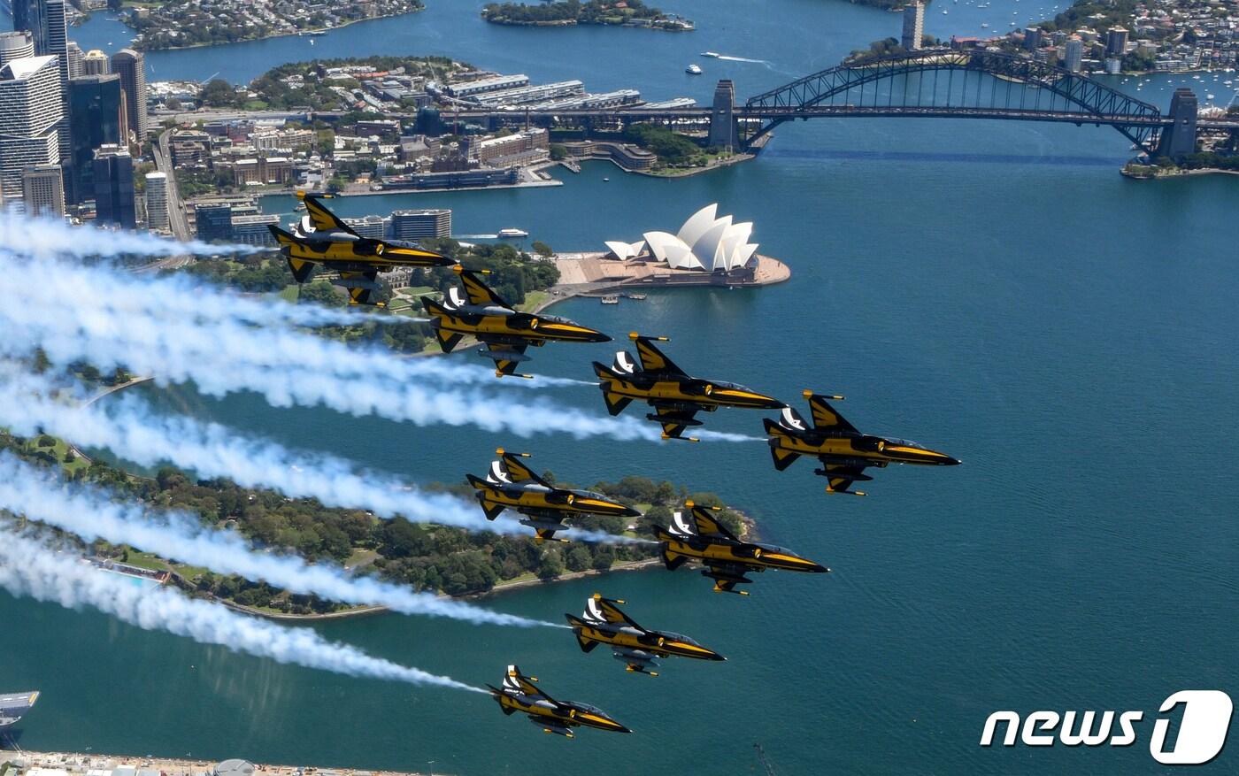 공군 특수비행팀 블랙이글스가 21일(현지시간) 호주 시드니 상공을 비행하고 있다. 블랙이글스는 오는 28일부터 3월 5일 호주 아발론 국제에어쇼에 참가해 국산항공기 우수성을 널리 알리며 방산협력에 기여할 예정이다. (공군 제공) 2023.2.22/뉴스1
