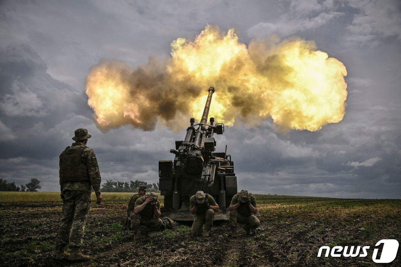 지난해 6월15일(현지시간) 우크라이나 군인들이 돈바스 전선에서 러시아군에게 프랑스제 155mm 차륜형 자주포 세자르를 발포하고 있다. 2022.06.15/뉴스1 ⓒ AFP=뉴스1 ⓒ News1 김민수 기자