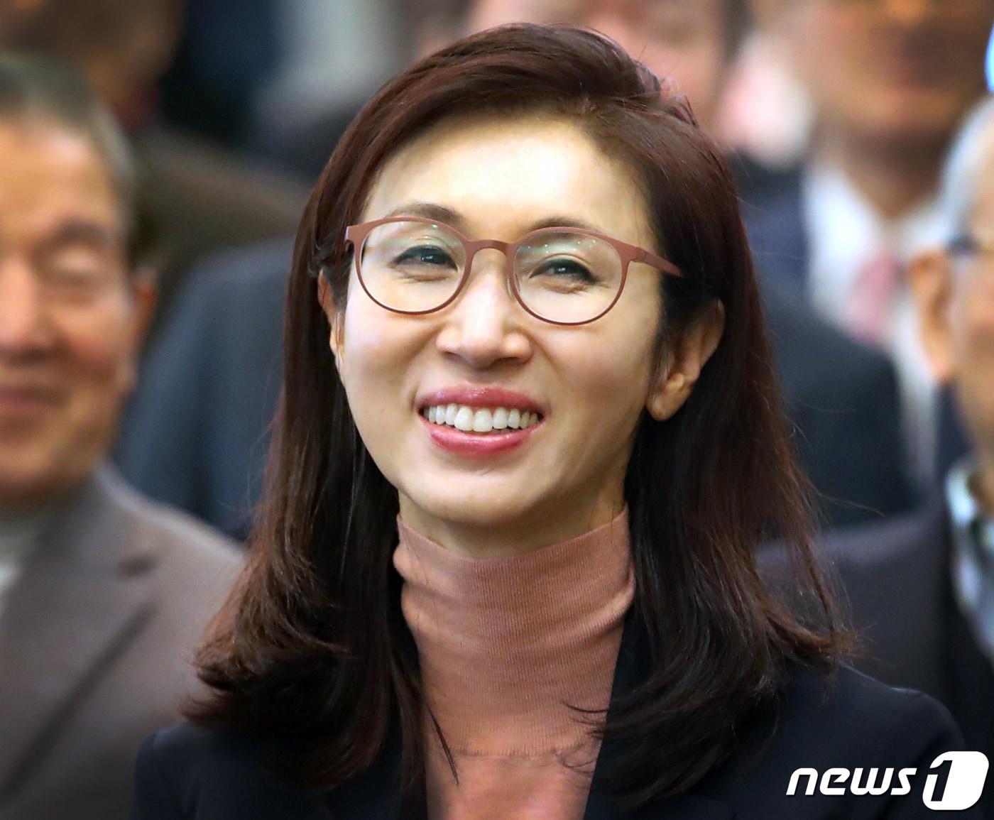 본문 이미지 - 노소영 아트센터 나비 관장이 22일 오전 서울 중구 프레스센터에서 열린 '보통사람들의시대 노태우 센터 설립 및 출판기념회'에 참석해 미소 짓고 있다. 2023.2.22/뉴스1