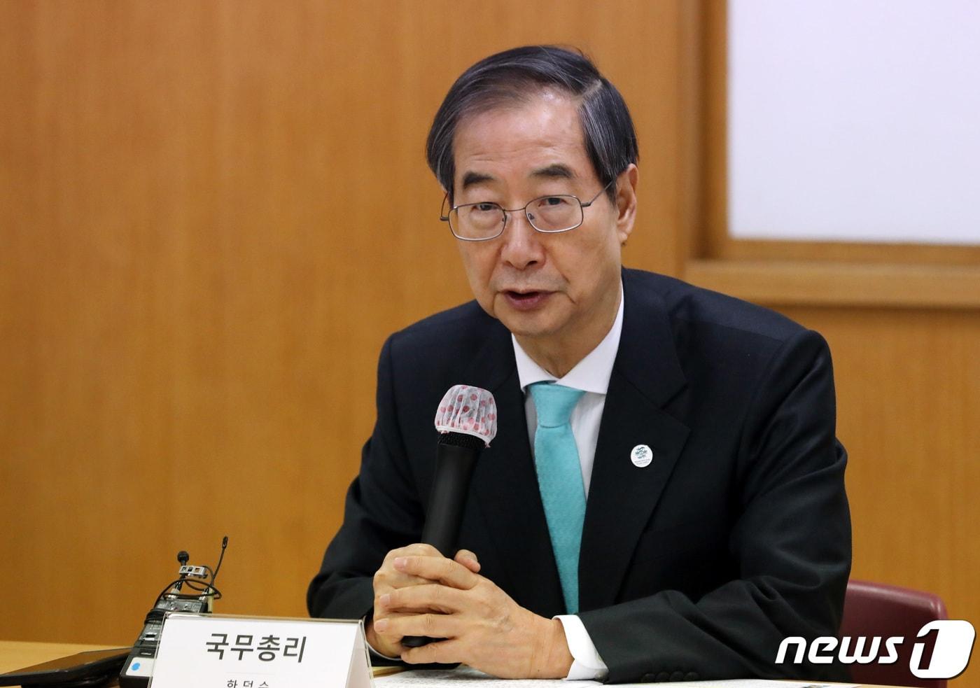 본문 이미지 - 한덕수 국무총리가 22일 오후 대전시 유성구 한남대 대덕밸리 캠퍼스를 방문해 벤처·창업기업 규제혁신 현장 간담회를 하고 있다. 2023.2.22/뉴스1 ⓒ News1 김기남 기자