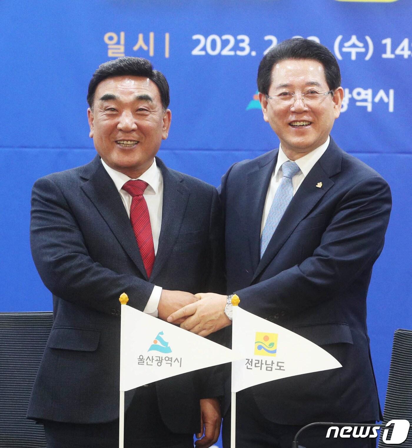 본문 이미지 - 김영록 전남도지사와 김두겸 울산시장이 22일 오후 서울 여의도 국회에서 글로벌 신성장 거점 도약을 위한 전남ㆍ울산 상생발전 협약을 체결한 뒤 포옹하고 있다.(전남도 제공) 2023.2.22/뉴스1