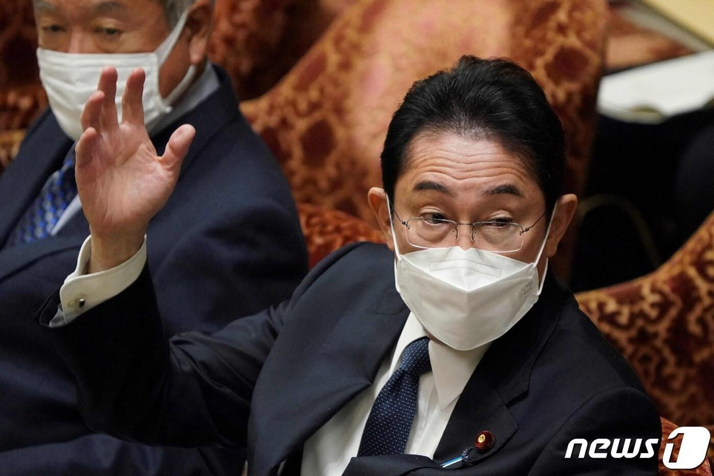 본문 이미지 - 기시다 후미오 일본 총리가 22일 도쿄 의회에서 열린 참의원 예산위원회 회의에서 질문에 답변하기 위해 손을 든 모습 .23.02.22 ⓒ AFP=뉴스1 ⓒ News1 김예슬 기자