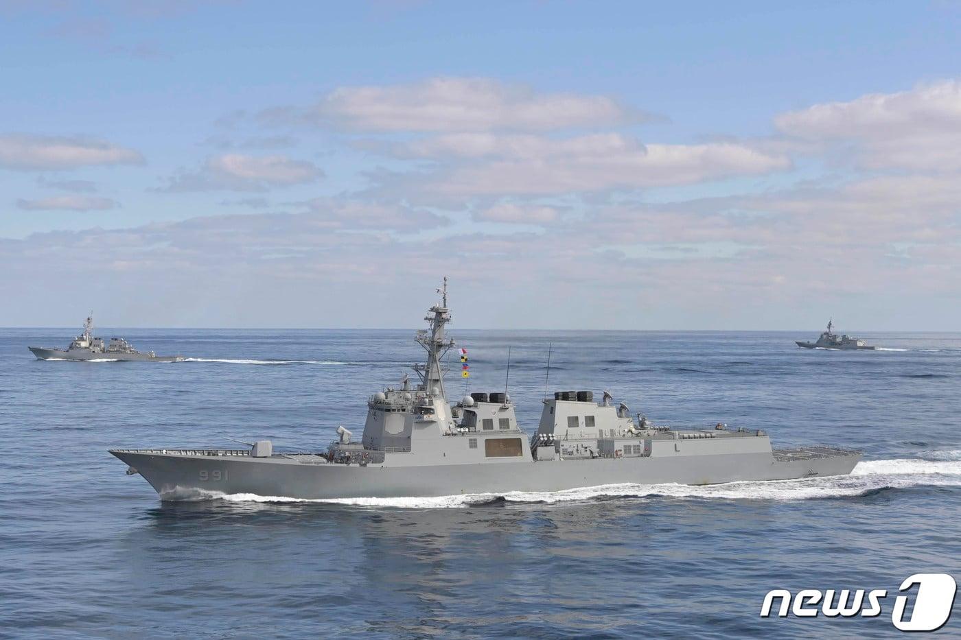본문 이미지 - 지난 2월22일 동해상에서 이지스구축함 '세종대왕함(가운데)', 미국 해군 이지스구축함 '배리(왼쪽)', 일본 해상자위대 호위함 '아타고'가 미사일 방어 훈련을 하고 있다. (합동참모본부 제공) 2023.2.22/뉴스1