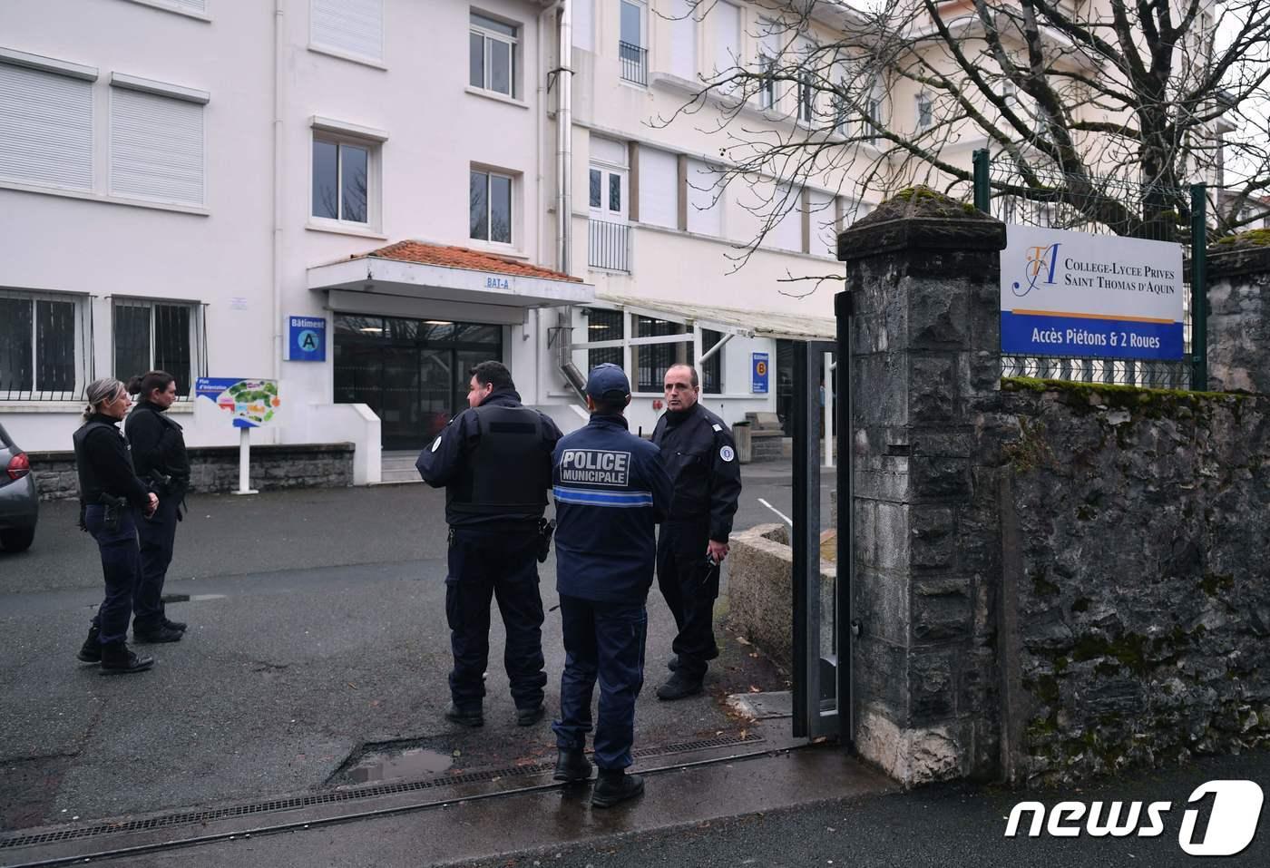 22일(현지시간) 프랑스 남부 생장드뤼즈 소재 토마스다킨 중학교에서 교사 1명이 수업 도중 학생이 휘두른 흉기에 찔러 사망하자 현지 경찰이 학교 출입을 통제하고 있다. 2023.02.22. ⓒ AFP=뉴스1 ⓒ News1 김성식 기자