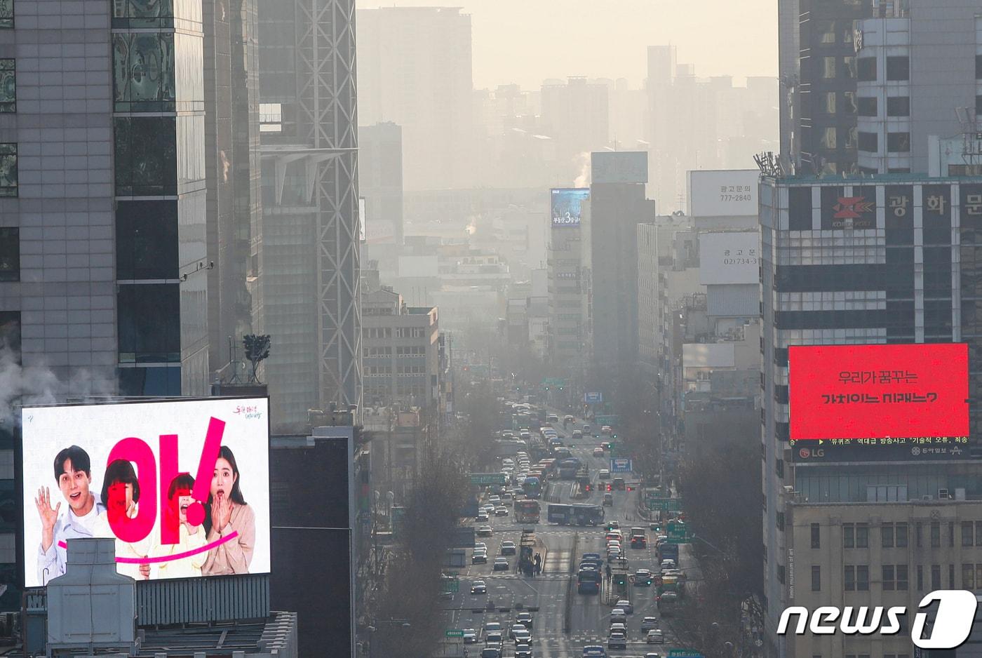 본문 이미지 - 서울을 포함한 수도권과 충청지역 초미세먼지 농도 '나쁨' 단계가 예보된 23일 오전 서울 종로구 서울시교육청에서 바라본 도심이 뿌옇게 보이고 있다. 2023.2.23/뉴스1 ⓒ News1 김도우 기자
