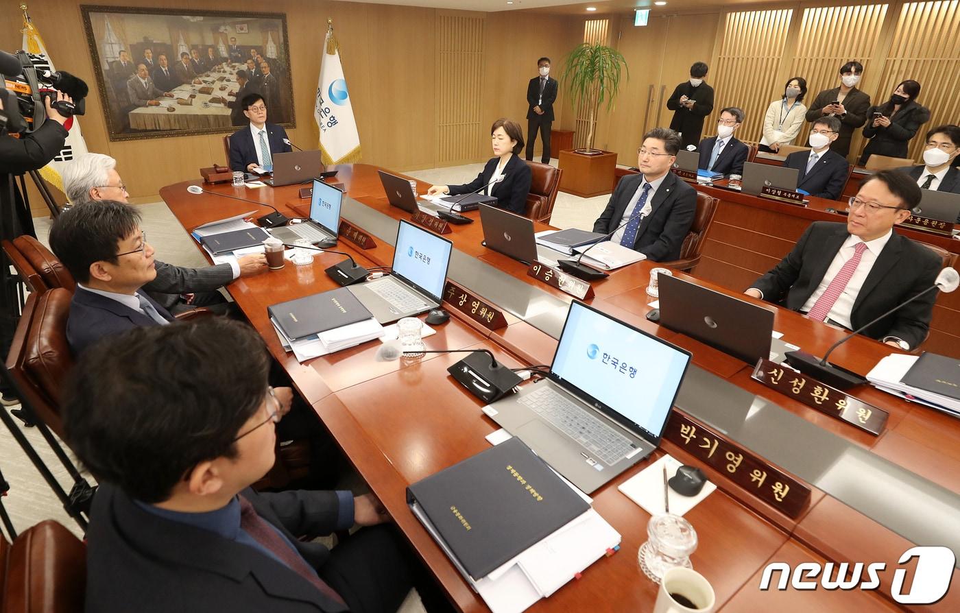 본문 이미지 - 이창용 한국은행 총재가 지난 2월 서울 중구 한국은행에서 열린 금융통화위원회 정기회의를 주재하고 있다. 현재 한은 기준금리는 연 3.50% 수준이다. 2023.2.23/뉴스1 ⓒ News1 사진공동취재단